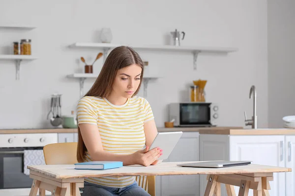 Young Woman Working Tablet Computer Table Kitchen — Stock Photo, Image