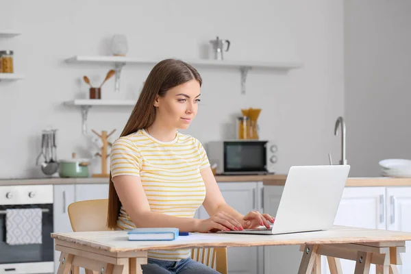 Giovane Donna Che Lavora Con Computer Portatile Tavola Cucina — Foto Stock