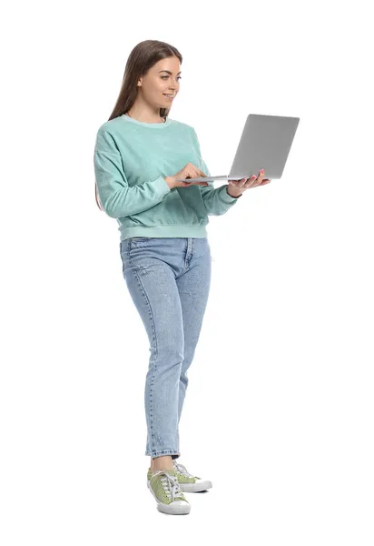 Mujer Bastante Joven Usando Ordenador Portátil Sobre Fondo Blanco —  Fotos de Stock