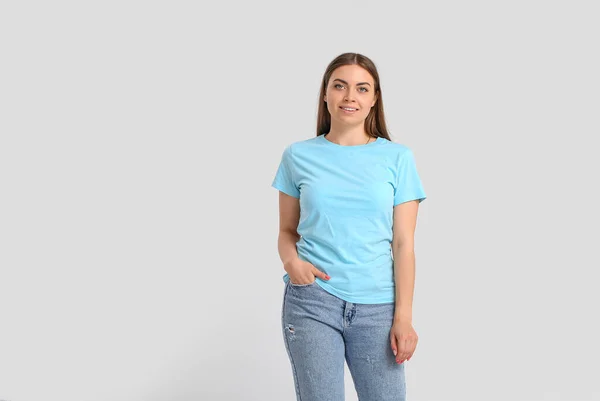 Młoda Kobieta Niebieskiej Koszulce Jasnym Tle — Zdjęcie stockowe