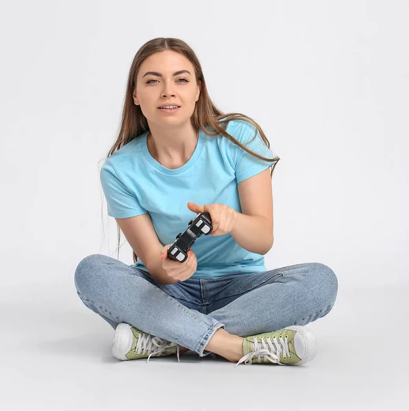 Hafif Arka Planda Oyun Platformu Olan Genç Bir Kadın — Stok fotoğraf