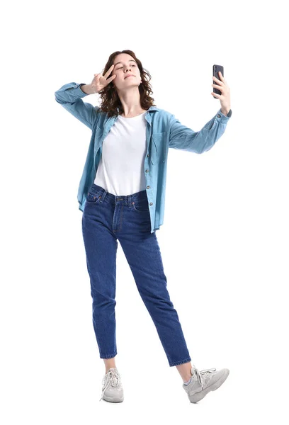 Pěkný Dospívající Dívka Mobilním Telefonem Přičemž Selfie Bílém Pozadí — Stock fotografie