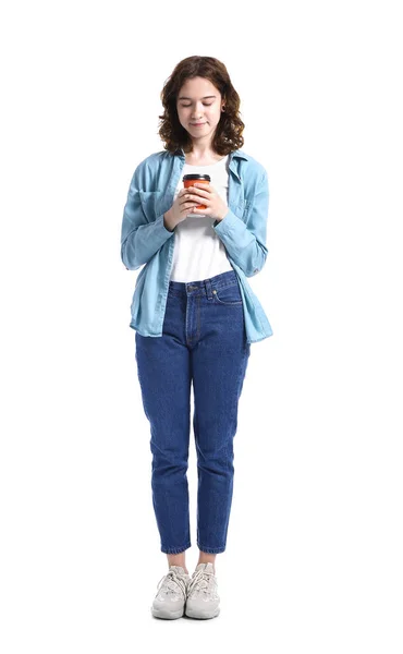 可愛いです十代の女の子とともにコーヒーのテイクアウトカップ上の白い背景 — ストック写真