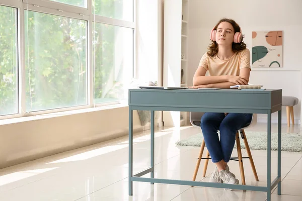 Ładna Nastolatka Słuchawkach Słuchając Muzyki Domu — Zdjęcie stockowe