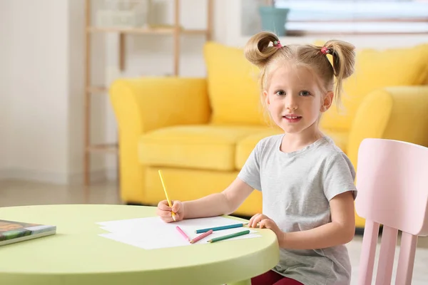 Симпатична Маленька Дівчинка Хвостами Малює Столом Вітальні — стокове фото
