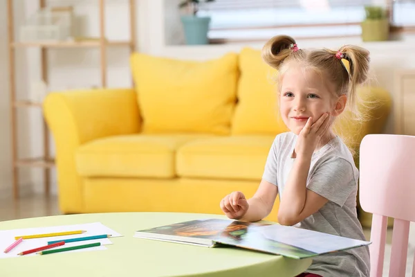 Cute Little Girl Ponytails Reading Book Table Living Room — Stock Photo, Image
