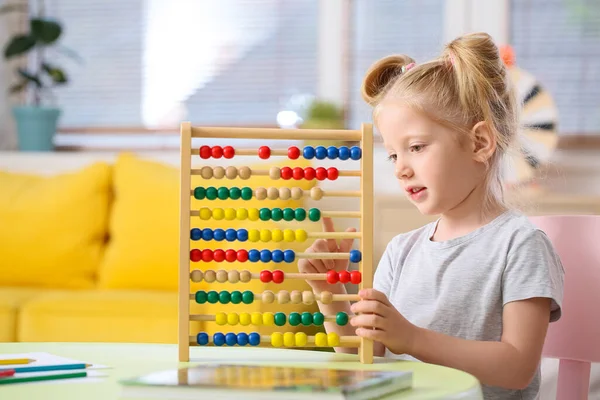Симпатична Маленька Дівчинка Вивчає Математику Комахою Столом Вітальні — стокове фото