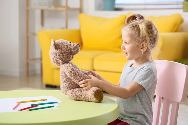 Nettes Kleines Mädchen Mit Teddybär Sitzt Tisch Wohnzimmer — Stockfoto