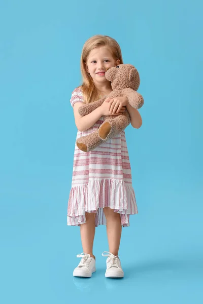 可爱的小女孩 蓝色背景的泰迪熊 — 图库照片