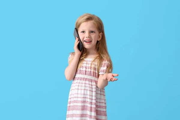 Fetiță Amuzantă Care Vorbește Telefonul Mobil Fundal Albastru — Fotografie, imagine de stoc