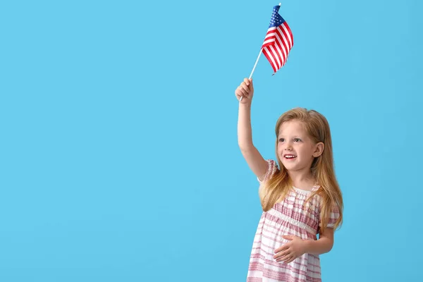 Vtipná Holčička Vlajkou Usa Modrém Pozadí — Stock fotografie