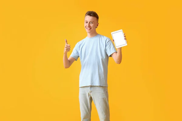 Young Man Modern Tablet Computer Showing Thumb Yellow Background — Stock Photo, Image