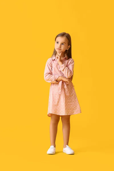 Продумана Маленька Дівчинка Сукні Жовтому Тлі — стокове фото