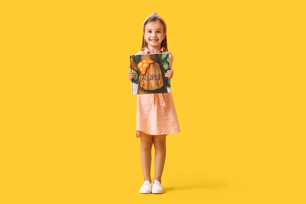 Sarı Arka Plan Kitabı Olan Sevimli Küçük Bir Kız — Stok fotoğraf