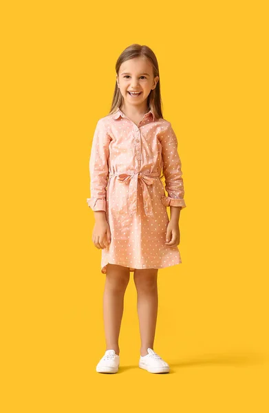 Мила Маленька Дівчинка Сукні Жовтому Тлі — стокове фото