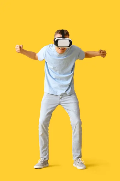 Junger Mann Mit Brille Auf Gelbem Hintergrund — Stockfoto