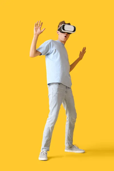 Überraschter Junger Mann Mit Brille Auf Gelbem Hintergrund — Stockfoto