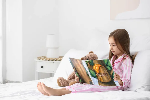 Aranyos Kislány Olvasás Könyvet Ágyban — Stock Fotó