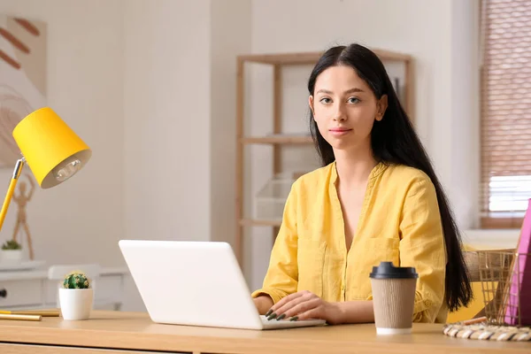 Vacker Tonåring Flicka Med Bärbar Dator Vid Bordet — Stockfoto