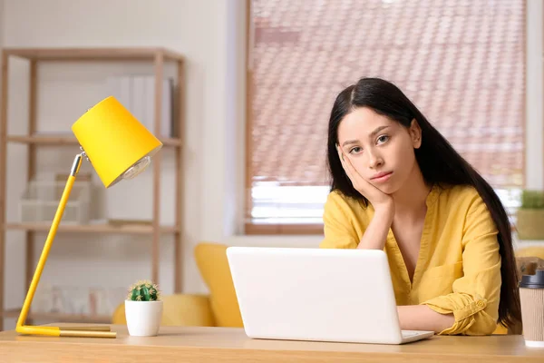 Trött Tonåring Flicka Sitter Vid Bordet — Stockfoto