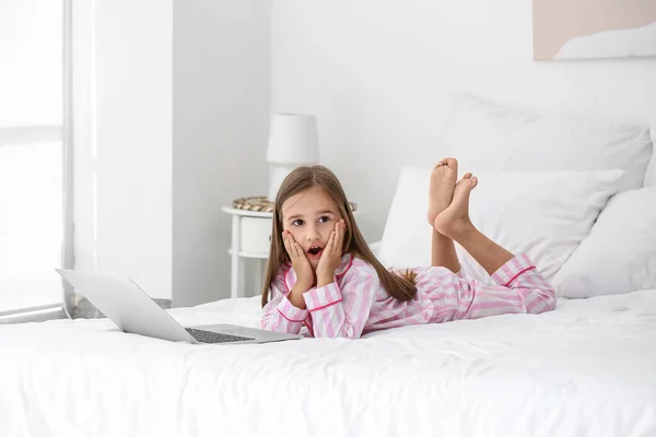 Shocked Little Girl Watching Cartoons Laptop Bedroom — Stock Photo, Image