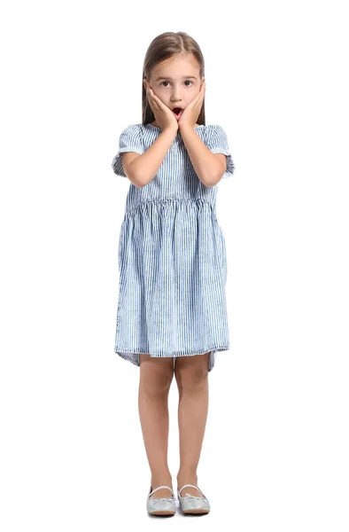Beyaz Arka Planda Çizgili Elbiseli Küçük Kız Şok Oldu — Stok fotoğraf