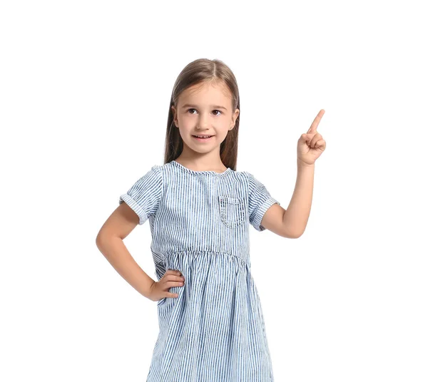 Menina Bonito Vestido Listrado Apontando Para Algo Fundo Branco — Fotografia de Stock