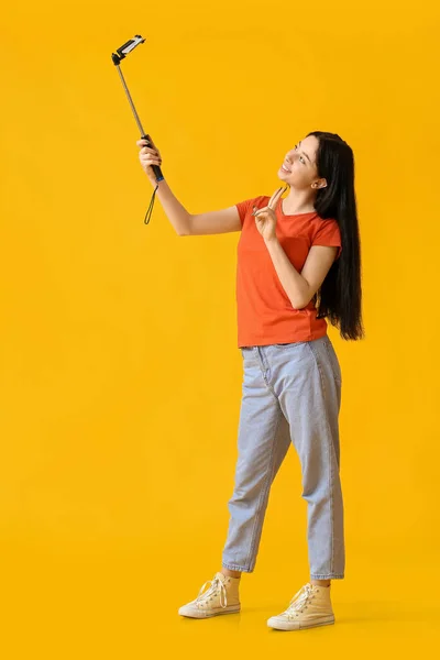 Vacker Tonårsflicka Tar Selfie Gul Bakgrund — Stockfoto