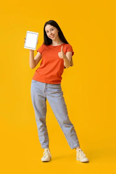 Schöne Teenager Mädchen Mit Tablet Computer Zeigt Daumen Nach Oben — Stockfoto