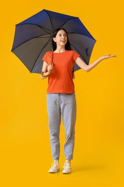 Schöne Teenager Mädchen Mit Offenen Blauen Regenschirm Auf Gelbem Hintergrund — Stockfoto