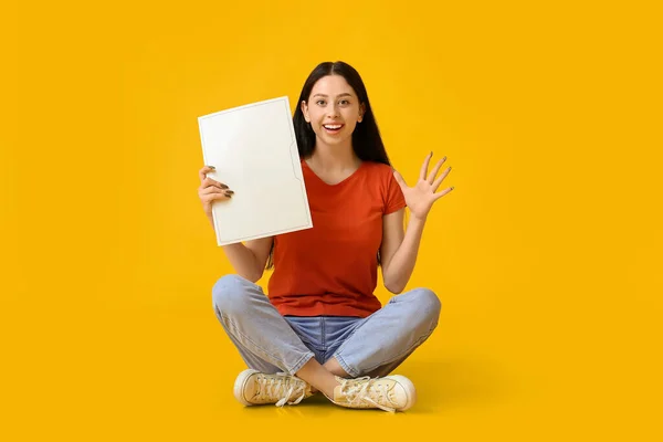 Schöne Teenager Mädchen Mit Umschlag Auf Gelbem Hintergrund — Stockfoto