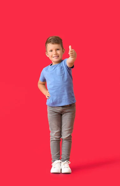Carino Bambino Blu Shirt Mostrando Pollice Sfondo Rosso — Foto Stock