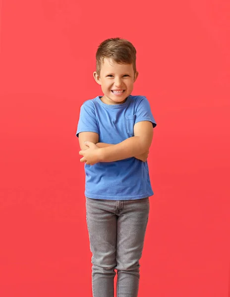 Söt Liten Pojke Blå Shirt Röd Bakgrund — Stockfoto