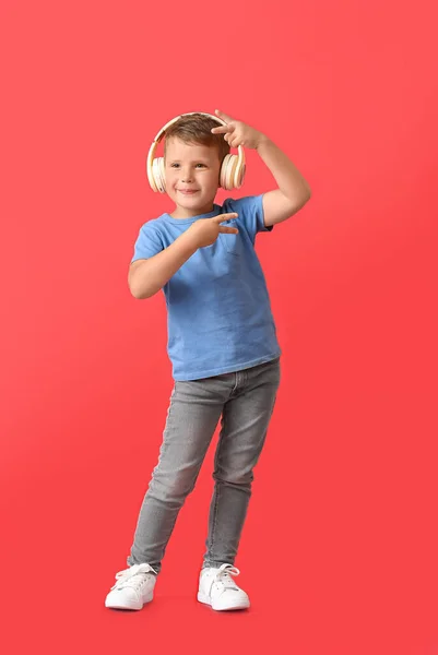 Lindo Niño Auriculares Inalámbricos Bailando Sobre Fondo Rojo —  Fotos de Stock