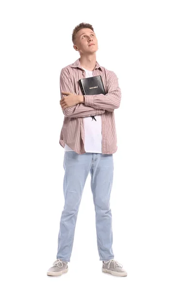 白い背景に聖書を持つ若い男 — ストック写真