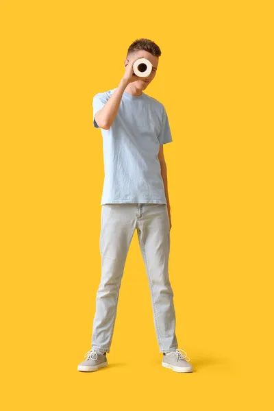 Joven Con Papel Higiénico Sobre Fondo Amarillo — Foto de Stock