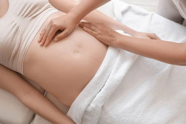 Jovem Grávida Fazendo Massagem Salão Spa — Fotografia de Stock