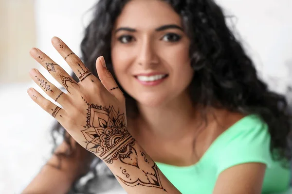 Hermosa Mujer India Con Tatuaje Henna Casa — Foto de Stock