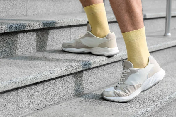 Άνθρωπος Ανεβαίνει Τις Σκάλες Έξω — Φωτογραφία Αρχείου