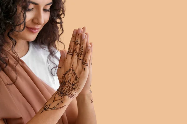 Hermosa Mujer India Con Tatuaje Henna Fondo Color — Foto de Stock