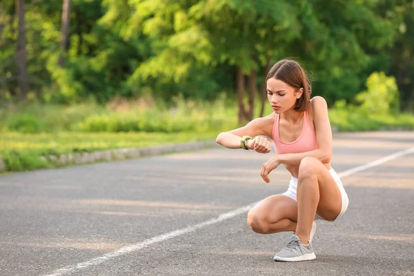 Sportif Bayan Koşucu Nabzını Kontrol Ediyor — Stok fotoğraf