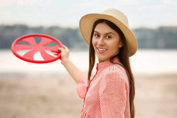 Vacker Ung Kvinna Spelar Frisbee Utomhus — Stockfoto