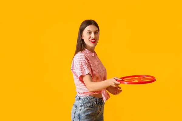 Wanita Muda Yang Cantik Bermain Frisbee Latar Belakang Warna — Stok Foto