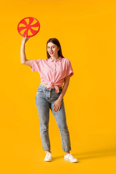 Mooie Jonge Vrouw Spelen Frisbee Kleur Achtergrond — Stockfoto