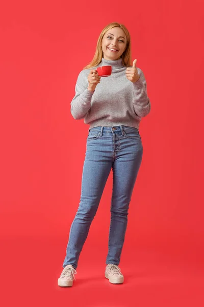 Mooie Volwassen Vrouw Met Kopje Koffie Tonen Thumb Kleur Achtergrond — Stockfoto