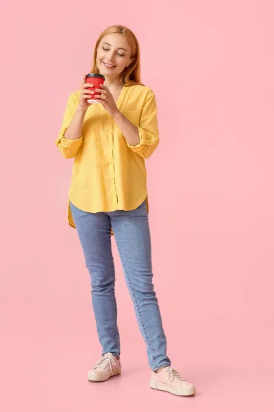 Mooie Volwassen Vrouw Met Kopje Koffie Kleur Achtergrond — Stockfoto