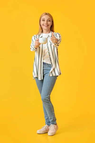 Mooie Volwassen Vrouw Met Kopje Koffie Tonen Thumb Kleur Achtergrond — Stockfoto