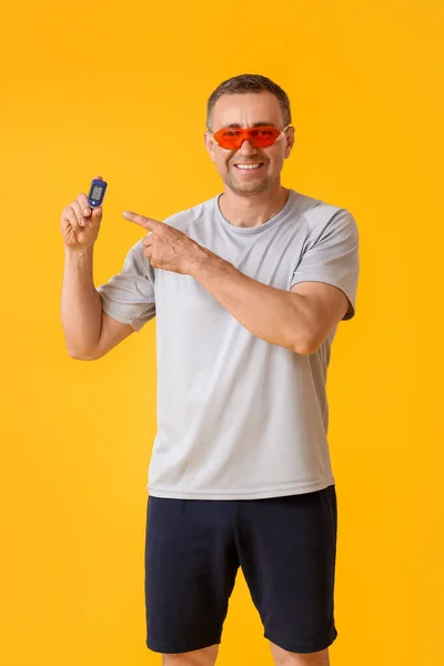 Man Löpare Med Pulsoximeter Färg Bakgrund — Stockfoto