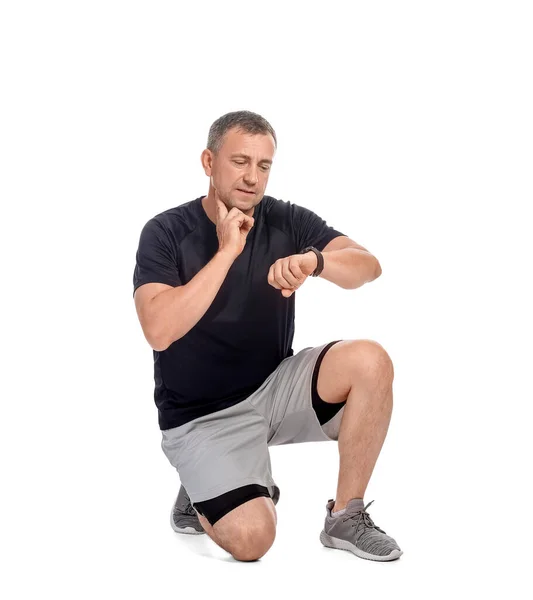 Mužský Běžec Kontroluje Puls Bílém Pozadí — Stock fotografie