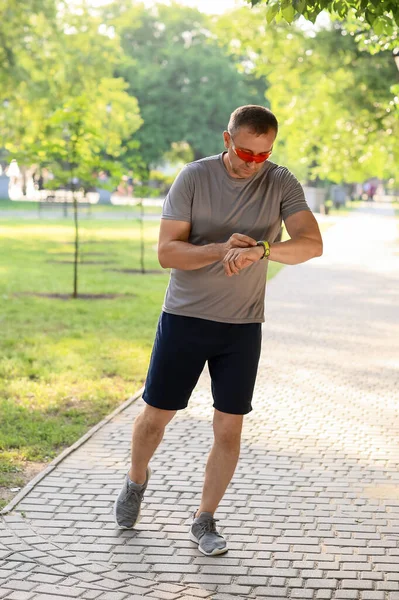 Male Runner Checking Pulse Outdoors — Stock Photo, Image